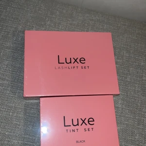 Luxe Lash Lift och Tint Set - Säljer ett Luxe Lash Lift Set och ett Luxe Tint Set i färgen svart. Perfekt för att göra lashlift och färga ögonfransarna hemma. Säljer pga dubbletter. . Nypris är ca 400. Läs mer på deras hemsida. Förpackningarna är oöppnade 