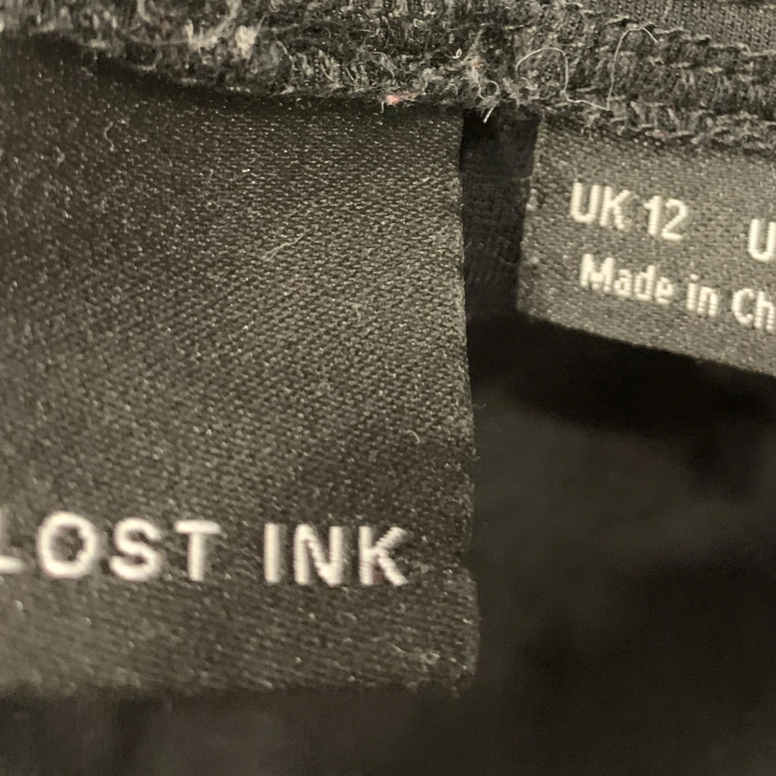 Svart topp med volang och blommig spets från Lost Ink - 91