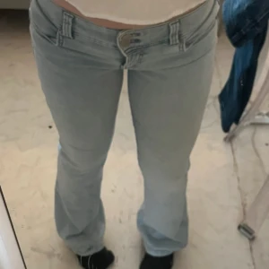 Lågmidjade bootcut jeans - As snygga Low waisted bootcut jeans, skönaste jeansen jag äger då de är väldigt strechiga!!🤩!!OBS inga bakfickor, (jag har bild om man vill se)!! Jag är 170 och dem är bra i längden!💘 