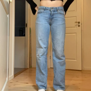 Ljusblå jeans från lager 157 - Snygga ljusblå jeans från lager 157 i modellen Low Rider. De är använda några gånger men inte många. Inga defekter finns och säljs eftersom de inte används. Jag är ca 169cm!