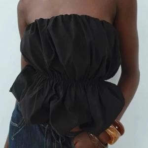 Svart tubtopp - Jättegullig svart tubtopp från zara! Säljer då den inte kommer till användning💕