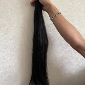 Svart hårförlängning - Lång och rak svart hårförlängning med keratinfästen. Perfekt för att ge extra längd och volym till ditt hår. Enkel att applicera och ger ett naturligt utseende. Vid snabb affär kan även priset diskuteras 
