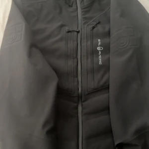 Svart jacka från Sail Racing - Säljer nu min sail racing jacka då den blivit för liten för mig. Jackan är jätte fin och är som ny, inga skador alls. Pris går och diskutera.