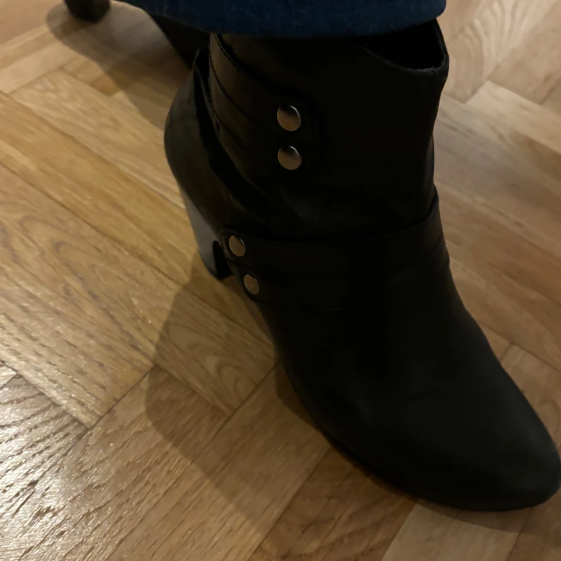 Svarta boots med klack och knappar - 92