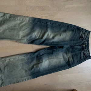 Blå baggy jeans - Säljer ett par blå baggy jeans, dessa köpte jag på Shein och tyvärr är de lite slitna vid hälarna. Midjemåttet är 30 cm och ytterbenslängden är 96 cm