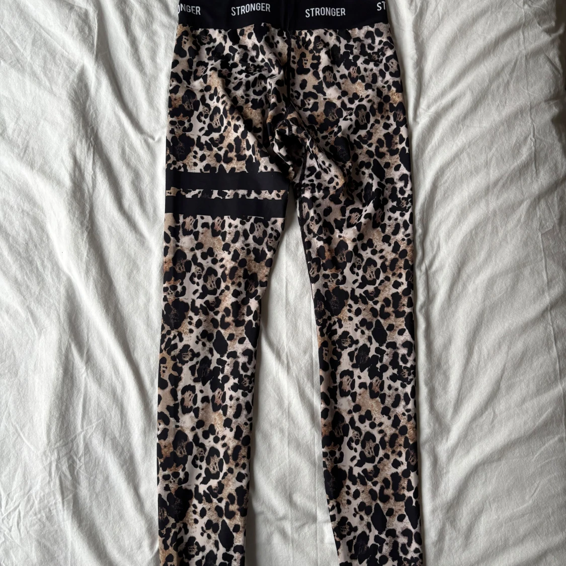 Leopardmönstrade tränings tights från Stronger - 90