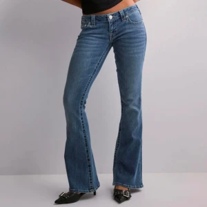 Blå bootcut jeans från True Religion - Säljer nu dessa super snygga true religion jeansen med låg midja då dom inte passade mig. Aldrig använda och har lappen kvar! Säljer för 1299, nypris är 1399 ❤️ midjemått ca 32 men är stretchiga och innebenslängd ca 81 cm! Tryck gärna på köp nu🥰