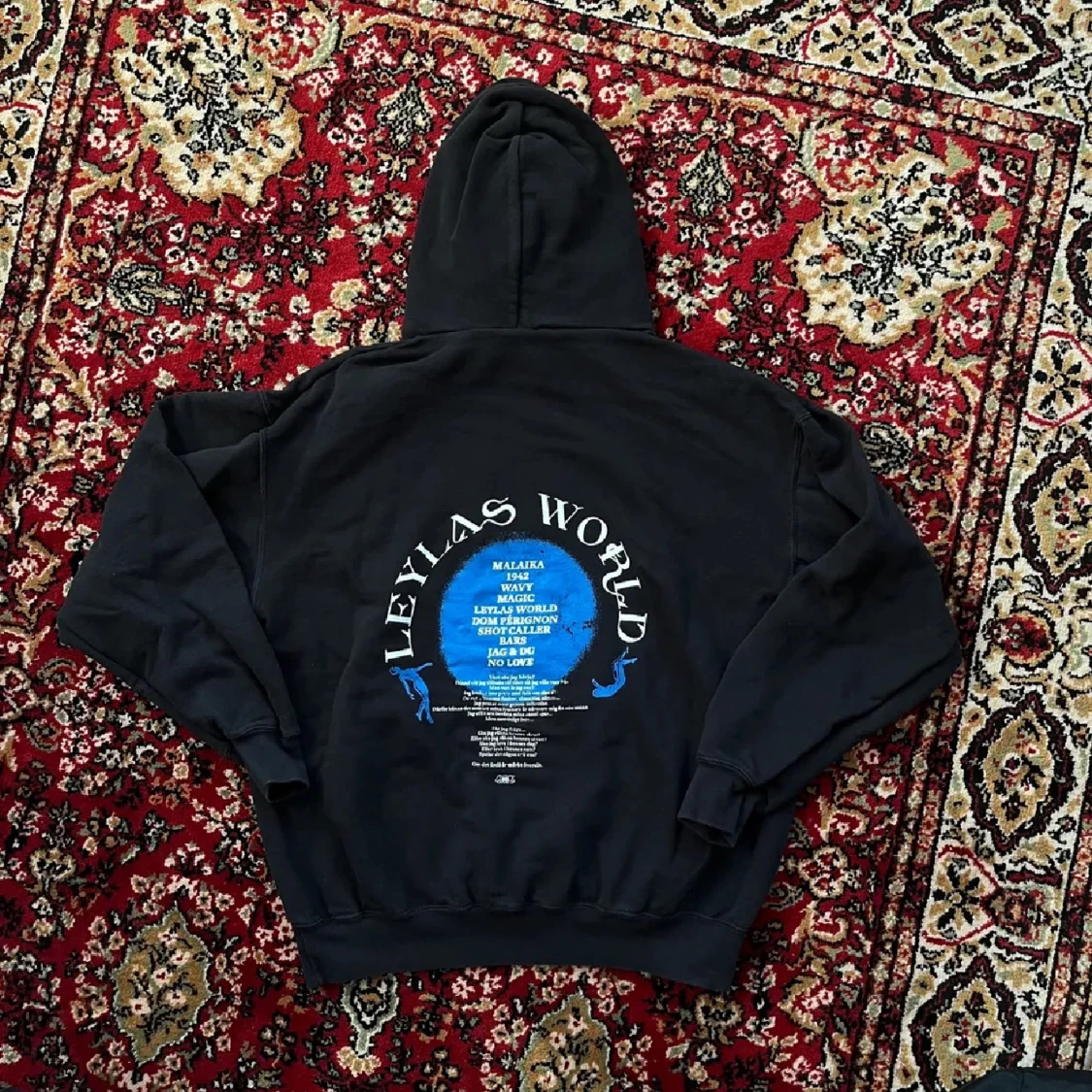 Antwan hoodie med Leylas World-tryck