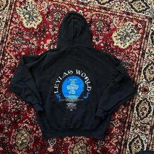 Antwan hoodie med Leylas World-tryck - St M- oversized och unisex, använt få gng 