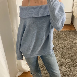Ljusblå offshoulder tröja från H&M - Säljer en mysig ljusblå offshoulder tröja med långa ärmar från H&M. 