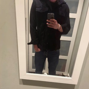  Jack & Jones overshirt - Snygg marinblå overshirt från Jack & Jones med knappar framtill och två bröstfickor. Perfekt för lager-på-lager-stil och passar till många olika outfits. En stilren och mångsidig skjorta för alla tillfällen. Nypris runt 1000kr bara höra av sig vid eventuella frågor!