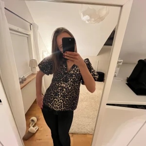 Blus från neo noir - Snygg blus från neo noir, använd 1 gång😋🙌🏼