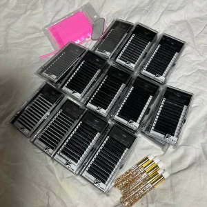 Ögonfransförlängning - Individuella fransar  - Säljer bort alla mina frans-grejer då jag avslutat  mitt jobb som franstjej och vet att det finns många som vill prova själva! Säljer totalt 21 förpackningar med fransar i olika längder (8mm-15mm). Perfekt för att skapa en professionell look hemma! Obs; D-böjen ser ut som en C-böj, fyi! Säljer bort fransarna för 800kr (950kr totalt för spegeln, fransborstarna och de rosa toppsarna!) Om ni inte vill köpa styckvis så hör av er så löser vi något!! Mer finns i min profil. 🤍