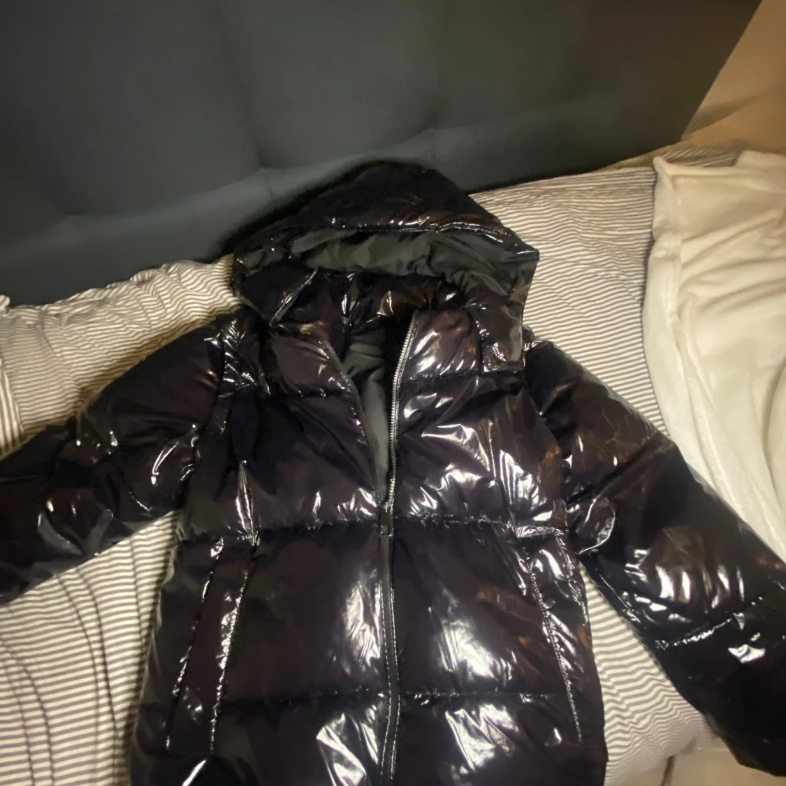 Svart glansig pufferjacka från Zara