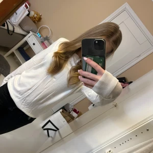 Vit stickad tröja - Sälger min vita långärmade tröja i från lager 157 i storlek S.  Men passar också xs och M. 