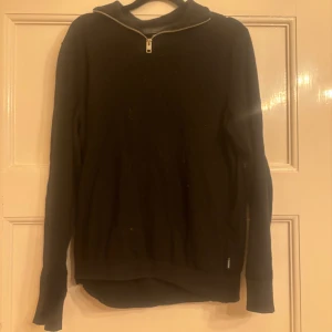 Svart tröja med dragkedja - Svart tröja från Jack & Jones i storlek s