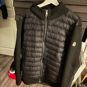 Moncler Cardigan - Snygg Moncler Cardigan säjes då den ej passade som jag ville. Sjukt snygg och väldigt fräsch.