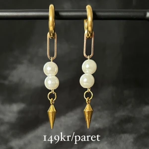 Örhängen guld - Säljer dessa örhängen i guld! De är i materialet rostfritt stål/ (koppar) . Säljes för 149kr/paret😍