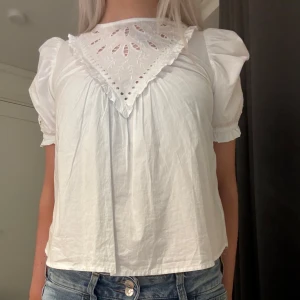 Vit topp med spetsdetaljer - Topp med spetsdetaljer från Gina Young i storlek 158 men sitter bra på mig som vanligtvis bär storlek S. Knappt använd!❤️