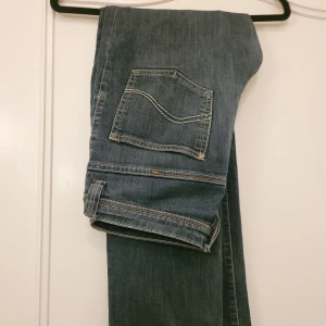 Blå jeans från Part Two stl38 - Snygga blå jeans från Part Two med klassisk femficksdesign och knappgylf. Perfekta för en avslappnad stil. De har en rak passform och är tillverkade i ett bekvämt denimtyg. Size:l 38 Lenght: 84cm