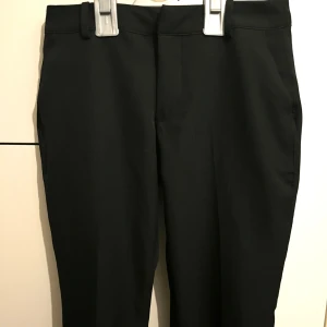 Svarta kostymbyxor - De populära kostymbyxorna från bik bok med slits nertill. Som ny. Storlek 40 men de passar mer som en storlek 36!