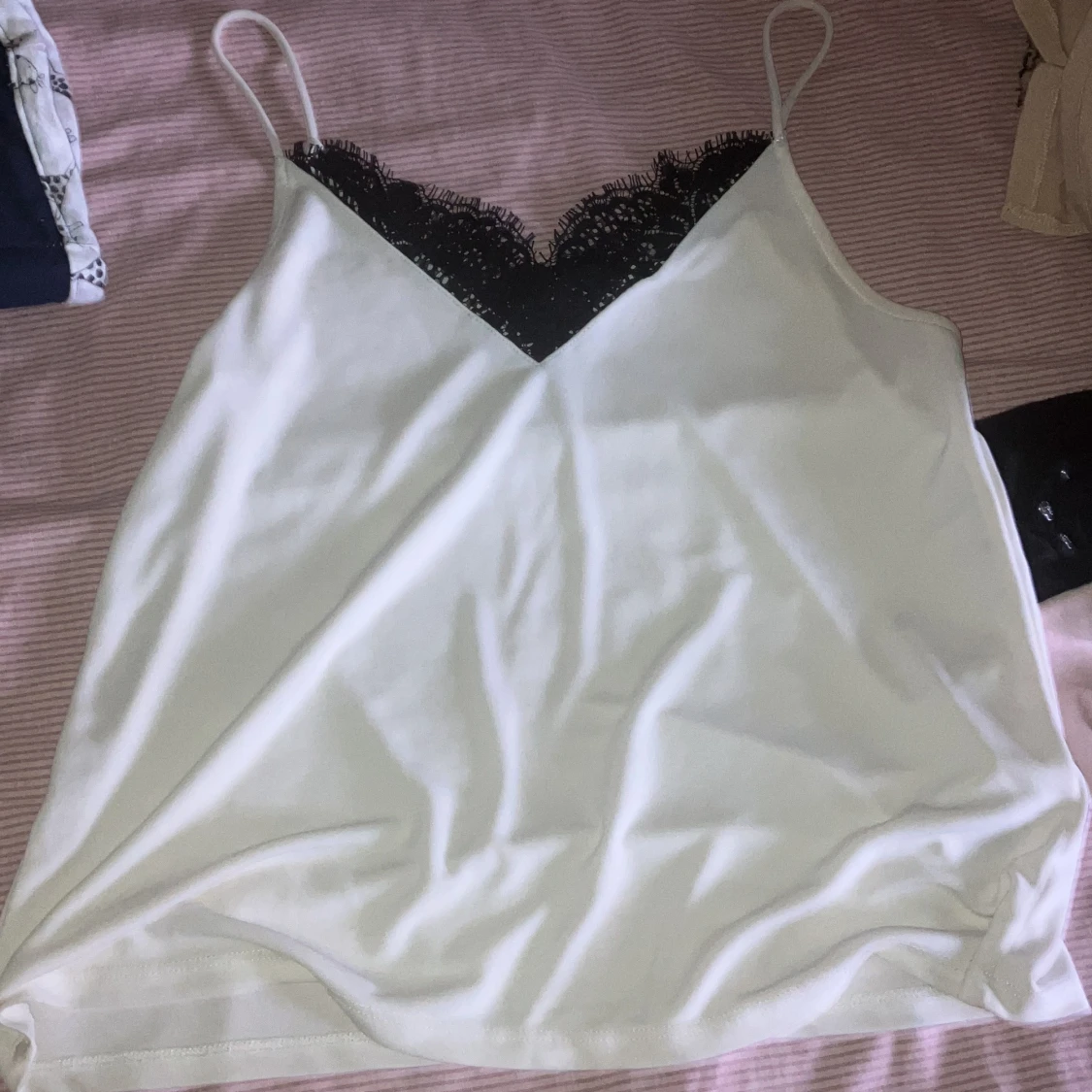 Vit linnetopp med spetsdetalj