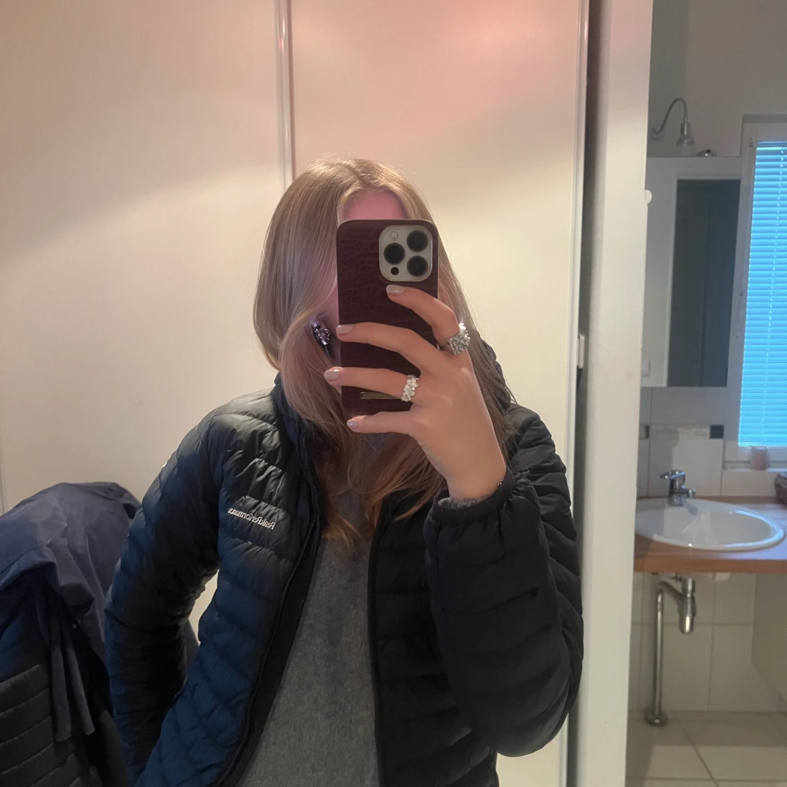 Svart pufferjacka från Peak Performance