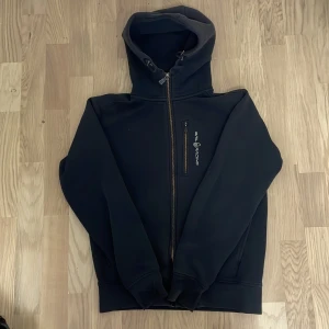 Rail racing zip kofta - Jättabra skick. Storlek S. Skön och snygg kofta. Lite urtvättad Defekt i sista bilden. Pris kan 100% diskuteras🙏👍.