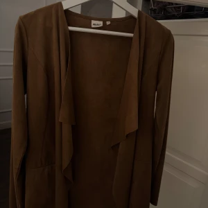 Brun mocka kavaj från Jolert - Snygg brun kavaj i mocka från Jolert.