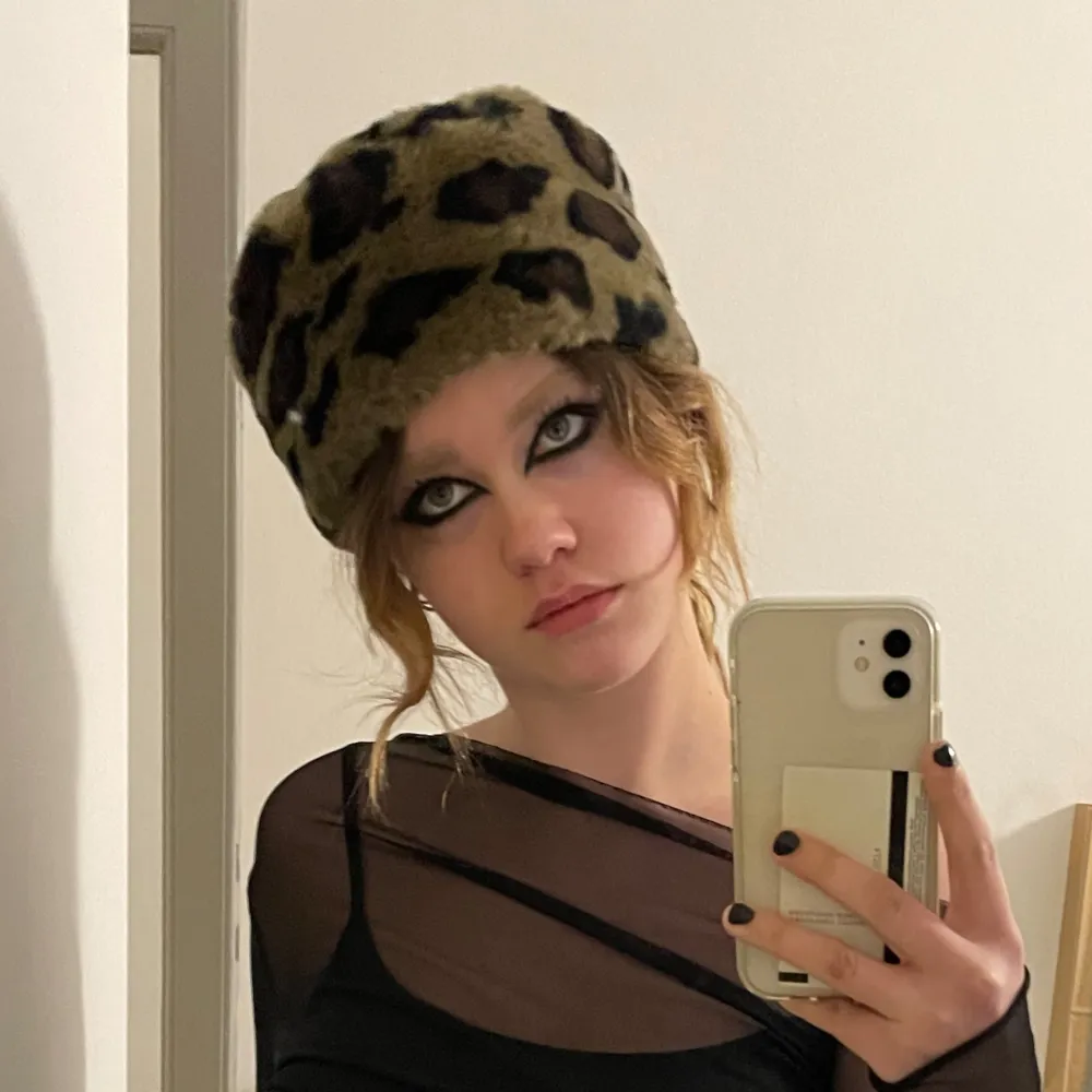 Säljer denna leopardmössa pga använder aldrig!🫶✨. Asusteet.