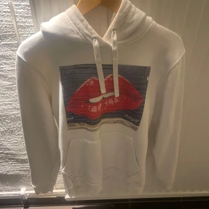 Vit hoodie från The Cool Elephant -   vit hoodie från The Cool Elephant 