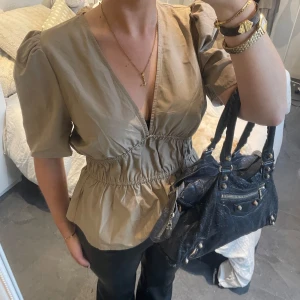 Beige blus med puffärmar och resår  - Väldigt exklusiv och fin topp 🤎🍸 helt ny!! 