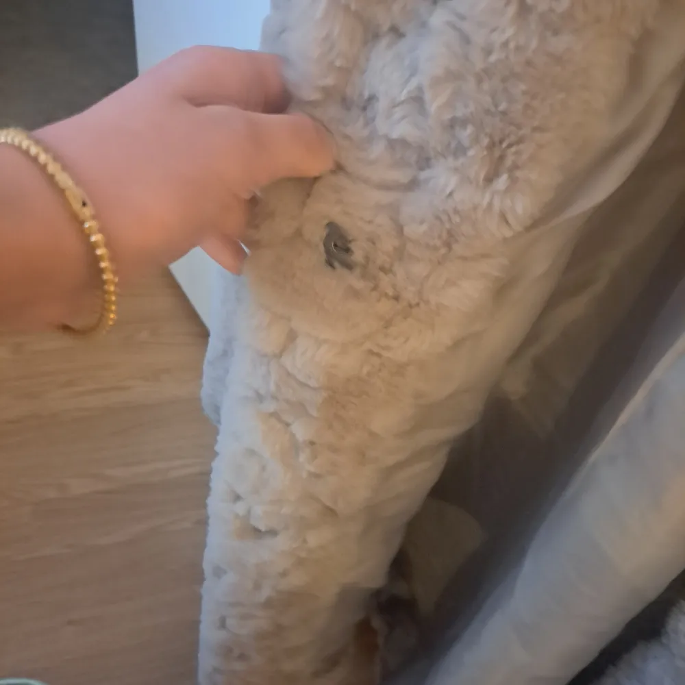 Mysig beige teddyjacka från Mywear i storlek M. Jackan har en fluffig textur och långa ärmar, perfekt för kyliga dagar. Den har en klassisk krage och stängs med dolda knappar framtill. Oanvänt för att det är liten för mig. . Takit.