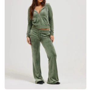 Grön velour mjukisbyxa och hoodie - Säljer ett set med grön velour mjukisbyxa och matchande hoodie från juicy couture, kläderna är väldigt bra skick och sparsamt andvända . Byxorna är i xl och tröjan L