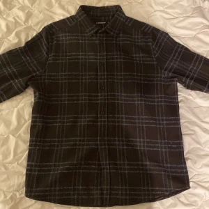 Brun/ljusblå rutig flanell-skjorta från J.Lindeberg - Snygg rutig stickad flanell-skjorta från J.Lindeberg med knappar framtill. Tjockt och tungt tyg 
