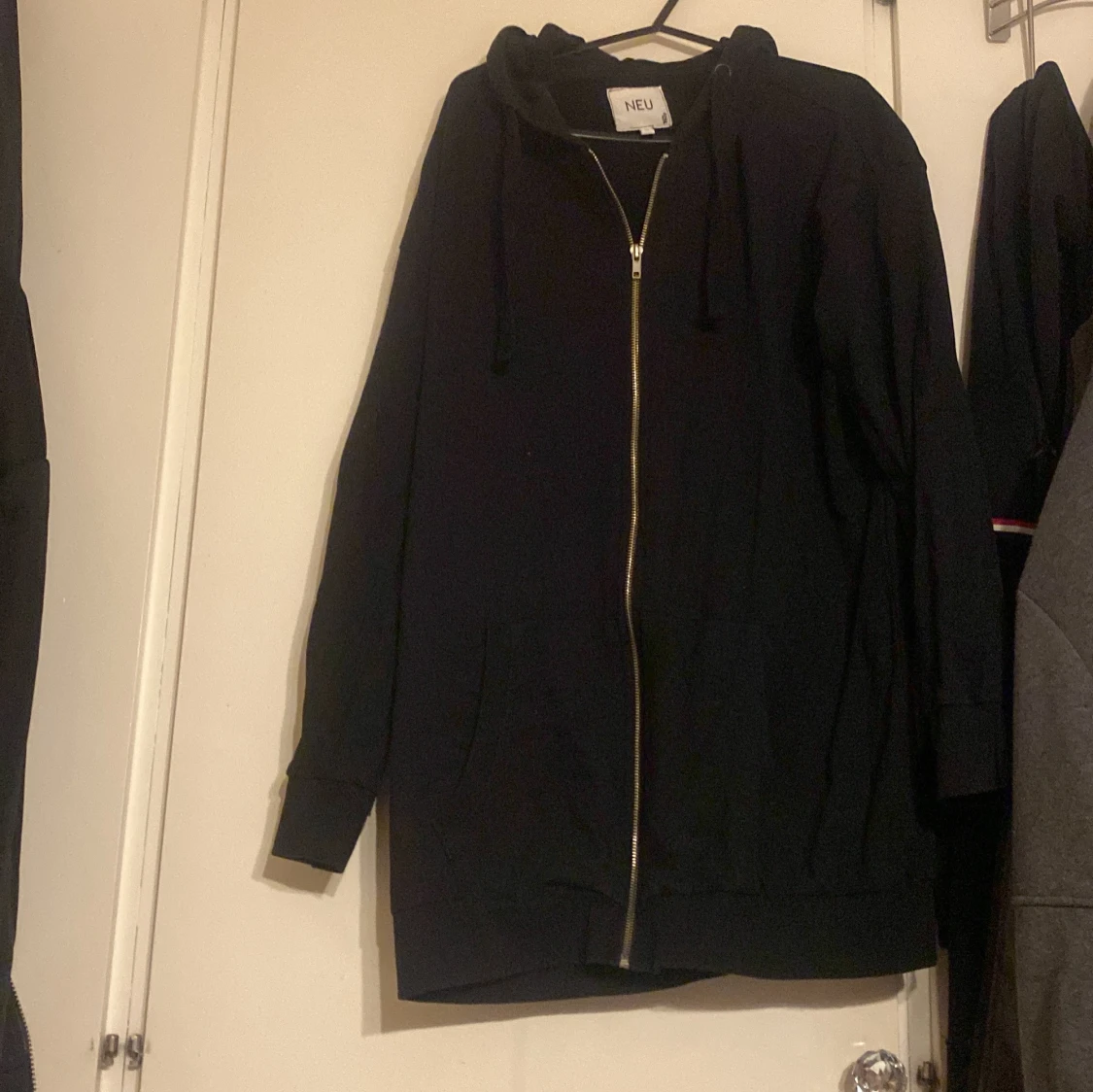 Svart hoodie från NEU