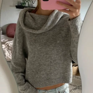 Grå tröja - Jätte mysig grå stickad tröja som man kan vika ner så den blir off shoulder. Jätte mjukt och lent material (bilderna är inte mina!!) ställ gärna fler frågor om du har.🫶🏻🫶🏻🫶🏻