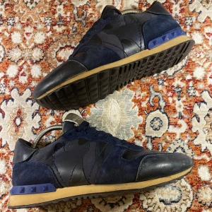 Valentino Rockrunners  - Hej! Säljer nu mina skor från märket Valentino, storlek 42, bra skick; tveka inte på att höra av dig om du har frågor eller funderingar kring skorna!