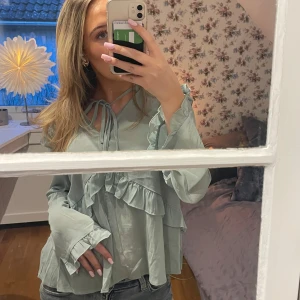 Ljusgrön blus - Jättefin men bara använd en gång!