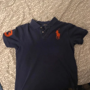 Ralph lauren polo - Säljer en mörkblå chief keef tröja som inte riktigt kommer till användning längre 