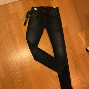 Blå Replay Hyperflex Jeans - Snygga blå Replay Hyperflex jeans med slim passform. Dessa jeans har en klassisk femficksdesign och är tillverkade i ett stretchigt material för extra komfort. Perfekta för en stilren look. Helt nya replay anbass köpta från Zalando för 1500kr, säljer för dig ej passa mig.