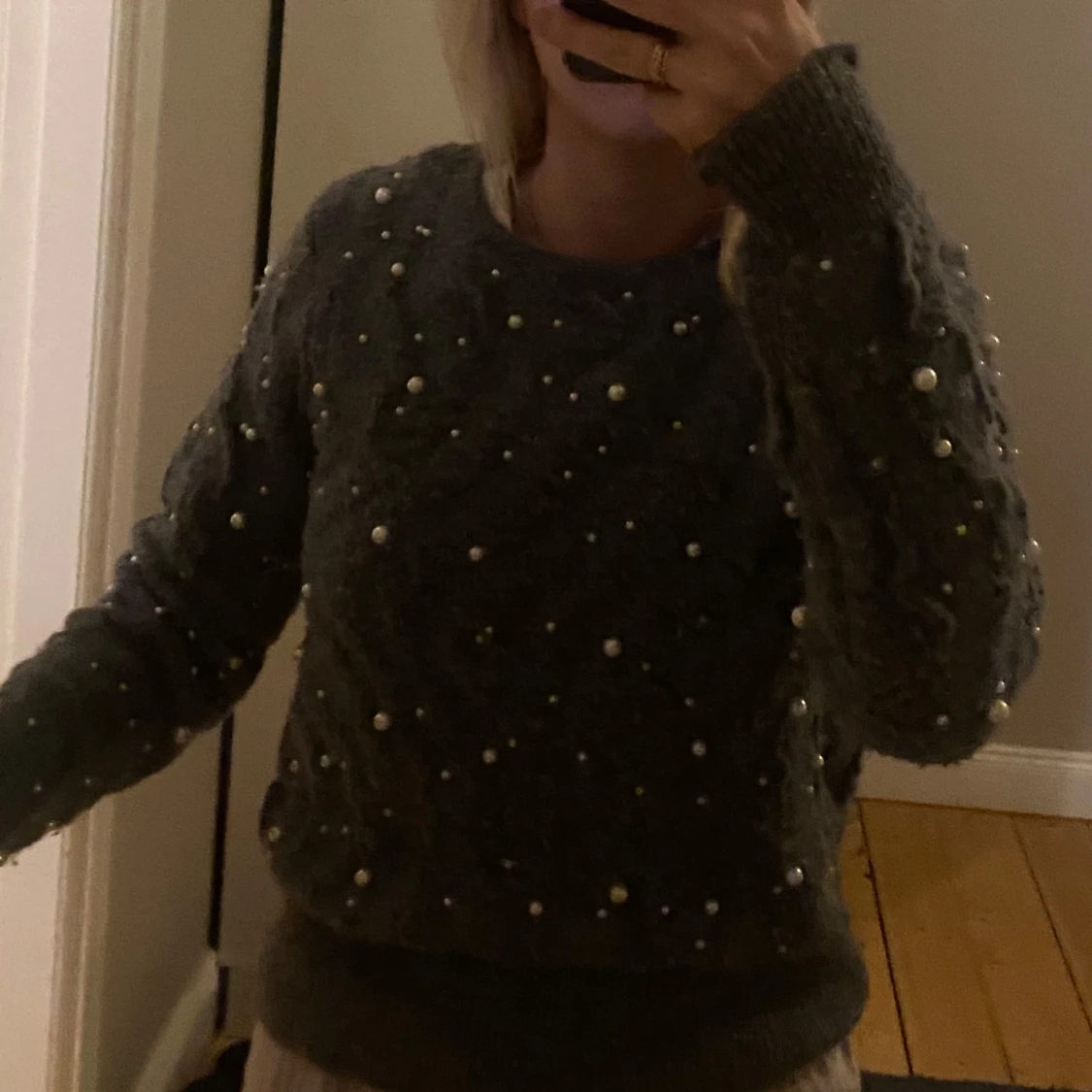 Grå tröja med pärlor från Zara