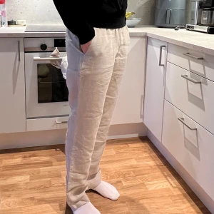 Beige linnebyxor diemonde - Snygga och bekväma beige linnebyxor med en avslappnad passform. Perfekta för en stilren och luftig look. Byxorna har en rak design och är idealiska för varmare väder.