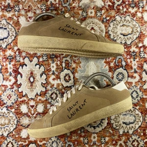 Saint Laurent skor  - Hej säljer nu mina skor från märket Saint Laurent, Storlek 40 bra skick, tveka inte på att höra av dig om du har frågor eller funderingar kring skorna.