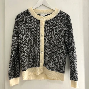 Mönstrad kofta från Saint Tropez - Säljer en fin stickad kofta från Saint Tropez med ett svart och vitt mönster. Ny och aldrig använd!💕