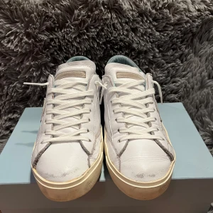 Philipe models - Riktigt feta philipe models i strlk 41 | Skick 8/10 | Passar 42 | Box och kort ingår | Fraktar så snabbt så möjligt | Grå snören till kommer ifall önskad | Kom med frågor!! 