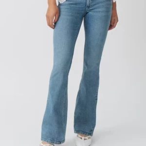 Blå bootcut jeans - Snygga blå bootcut jeans med låg midja. Skriv för bättre bilder💞