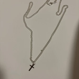 Silverfärgat halsband med kors - En elegant silver kors halsband som är handgjord. Säljer även guld osv i min profil. Ifall man vill ha en armband med kors så kan jag lösa det. 🤩🤩