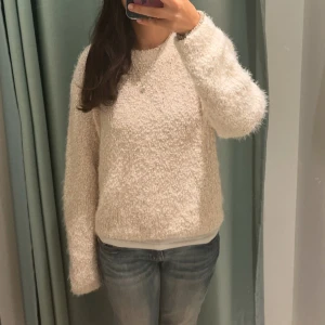 Beige fluffig tröja - Mysig beige, fluffig tröja från vero moda🩷