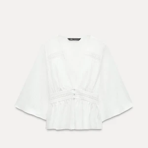 Vit blus med volangdetaljer - Snygg vit blus från Zara med v-ringning och volangdetaljer. Skriv för bilder.